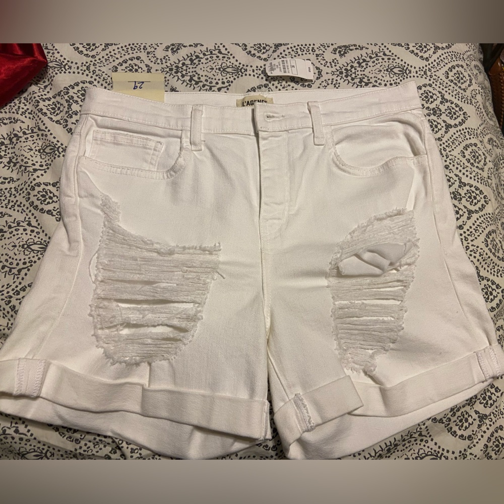 NWT! L’AGENCE distressed shorts 🩳 sz 29